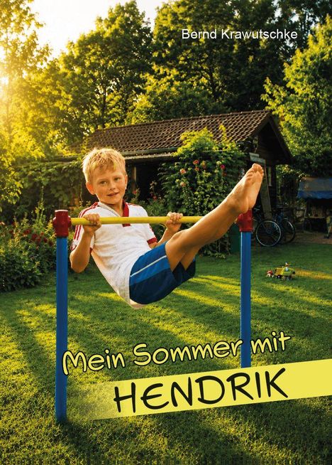 Text: "Mein Sommer mit HENDRIK" und "Bernd Krawutschke". Ein Junge spielt im Garten an einer bunten Reckstange.