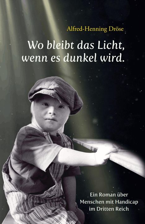 "Wo bleibt das Licht, wenn es dunkel wird." Ein Kind in Schirmmütze sitzt, darunter ein Hinweis auf das Thema.