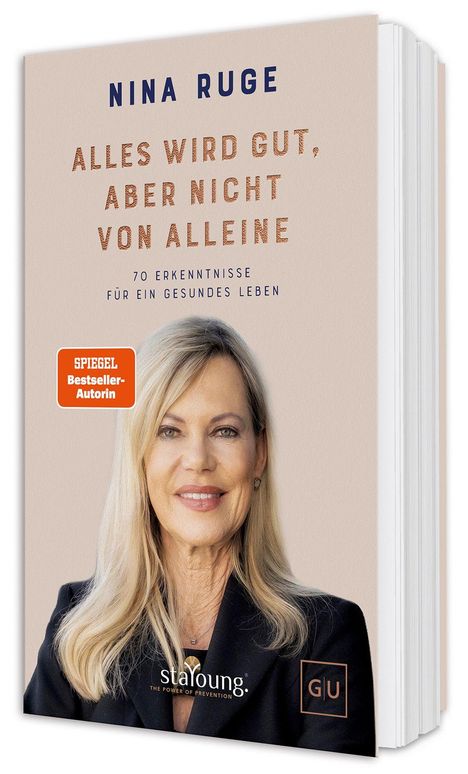 Der Text auf dem Buchdeckel lautet: "NINA RUGE: ALLES WIRD GUT, ABER NICHT VON ALLEINE. 70 ERKENNTNISSE FÜR EIN GESUNDES LEBEN." Darunter ist ein Porträtfoto einer Frau mit blonden Haaren im schwarzen Blazer.
