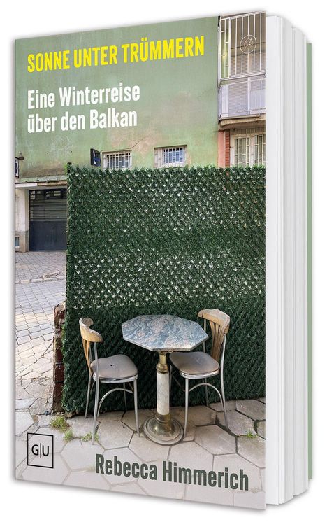 "Sonne unter Trümmern: Eine Winterreise über den Balkan." Grüner Zaun, Tisch und zwei Stühle auf Steinboden.