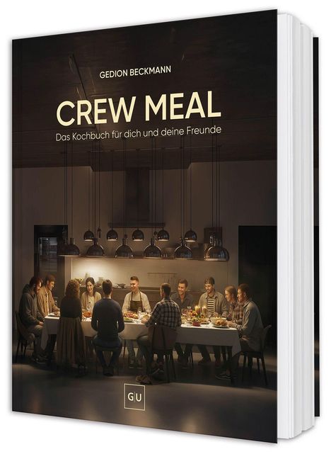 „CREW MEAL - Das Kochbuch für dich und deine Freunde“. Menschen sitzen an einem gedeckten Tisch.