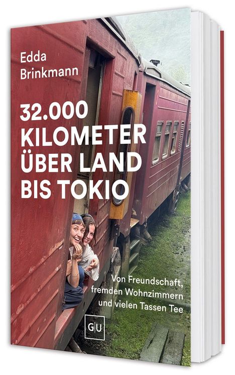 Auf der Vorderseite eines Buches steht: „32.000 Kilometer über Land bis Tokio“. Zwei Personen lächeln aus einem Zugfenster.