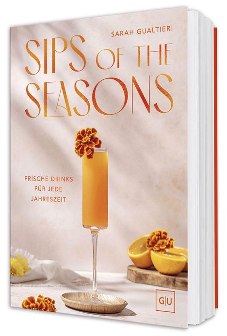 „Sips of the Seasons“, „Frische Drinks für jede Jahreszeit“. Ein Glas mit orangem Getränk und Blume, daneben Orangen.