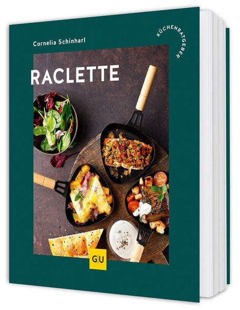 RACLETTE, Cornelia Schinharl, KÜCHENRATGEBER. Foto mit vier Raclette-Pfännchen, Salat und Dip auf dunklem Hintergrund.