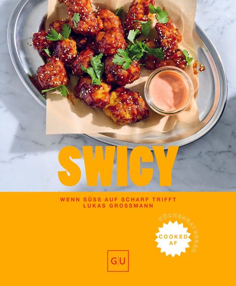 "SWICY" in großen Buchstaben. Darunter "WENN SÜSS AUF SCHARF TRIFFT" von LUKAS GROSSMANN. Oben knusprige Chicken Wings mit Sauce.