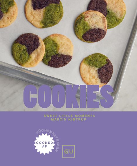 Text: "COOKIES", "SWEET LITTLE MOMENTS", "MARTIN KINTRUP", "KÜCHENRATGEBER", "COOKED AF", "GU". Bunte Kekse auf einem Blech.