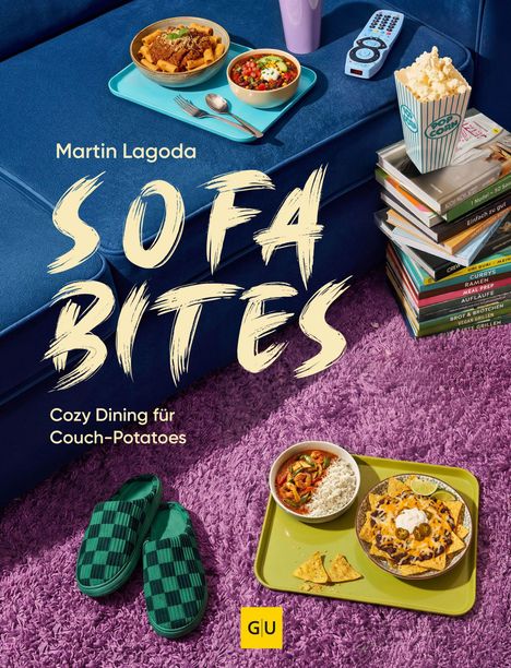 Text: "Martin Lagoda, SOFA BITES, Cozy Dining für Couch-Potatoes." Auf einem Sofa liegen Essenstabletts, Bücher, Popcorn und Hausschuhe.