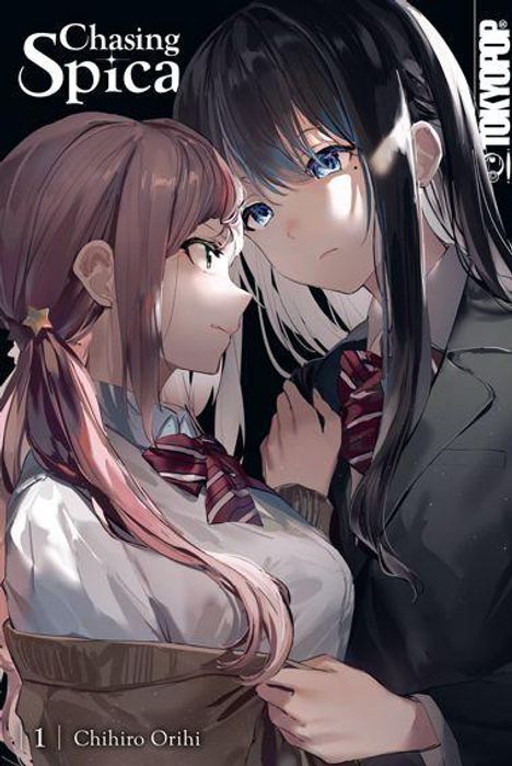 „Chasing Spica“ und „TOKYOPOP“ sind zu lesen. Zwei junge Frauen in Schuluniformen stehen nah beieinander.