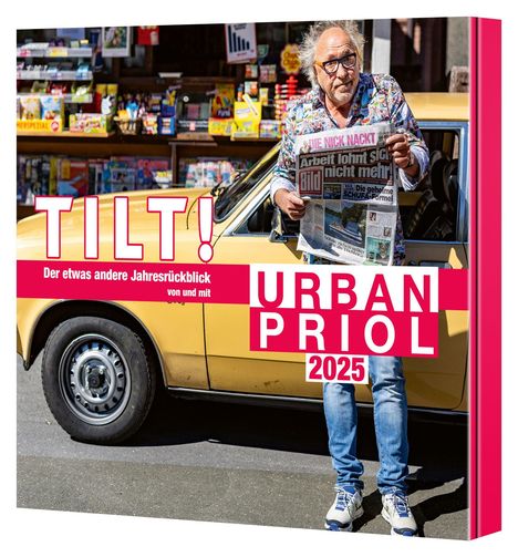 "TILT! Der etwas andere Jahresrückblick von und mit Urban Priol 2025." Mann mit Zeitung vor einem gelben Auto.