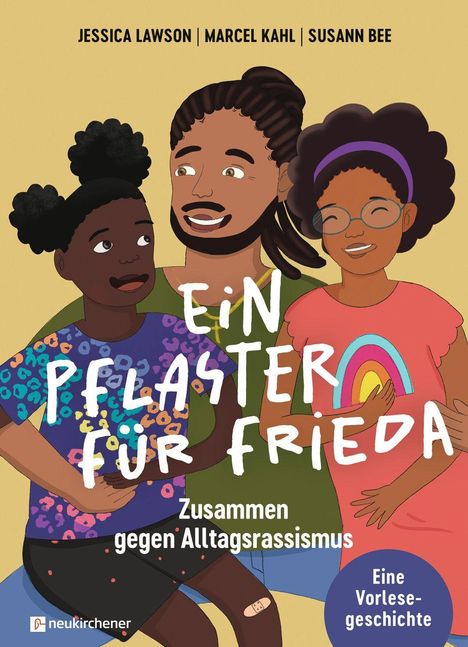 Ein Pflaster für Frieda: Zusammen gegen Alltagsrassismus. Drei lächelnde Figuren, eine mit Brille, auf beigem Hintergrund.