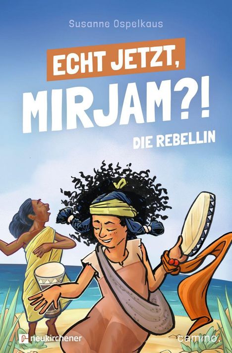 Titel: "Echt jetzt, Mirjam?! Die Rebellin". Zwei Frauen tanzen fröhlich am Strand, halten Trommeln.
