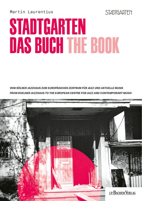 "STADTGARTEN DAS BUCH THE BOOK" steht oben in kräftigem Rot. Darunter ein altes Gebäude mit einem Baustellenschild.