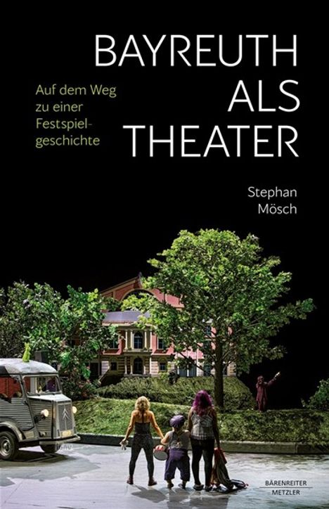 „Auf dem Weg zu einer Festspielgeschichte. Stephan Mösch. BAYREUTH ALS THEATER“. Bühne mit Baum und Haus, Menschen gegenüber.