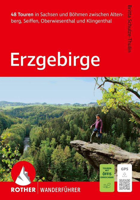 "48 Touren in Sachsen und Böhmen... Erzgebirge. Unten eine weitläufige Waldlandschaft, ein Wanderer steht auf einem Felsen."