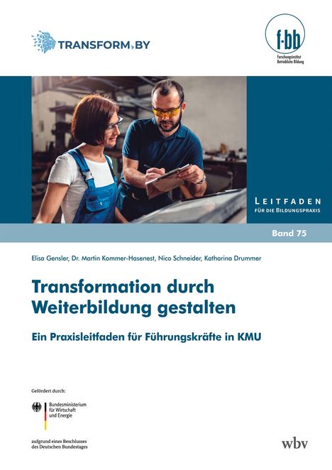 „Transformation durch Weiterbildung gestalten“ steht im Fokus. Zwei Personen in Arbeitsumgebung, eine zeigt auf ein Klemmbrett.