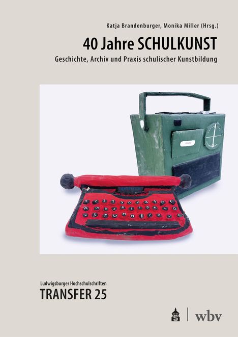 "40 Jahre SCHULKUNST. Geschichte, Archiv und Praxis schulischer Kunstbildung." Rote Schreibmaschine und grünes Retro-Radio.