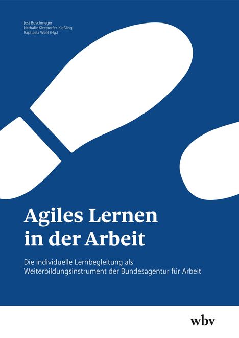 "Agiles Lernen in der Arbeit" steht auf blauem Hintergrund mit weißen Fußabdrücken und dem Kürzel "wbv" unten.