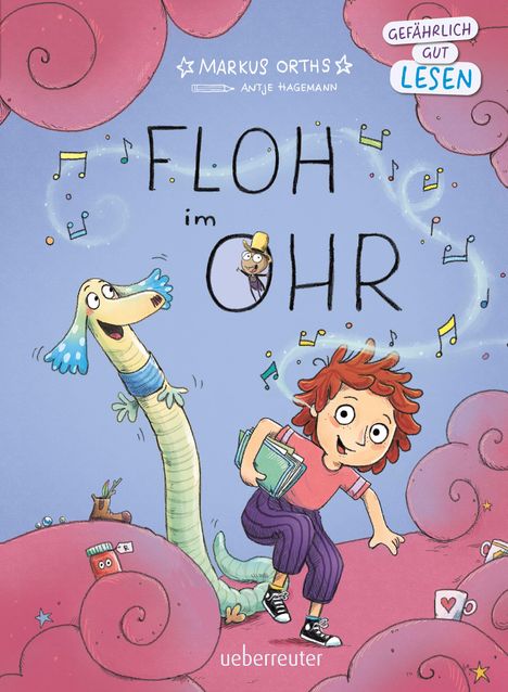 „FLOH im OHR“: Ein fröhlicher Junge rennt, Bücher unter dem Arm, neben einer langen, fröhlichen Kreatur.