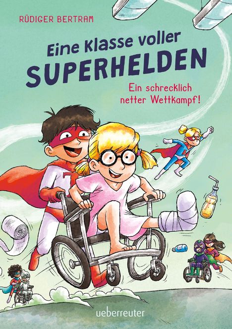 „Eine Klasse voller Superhelden – Ein schrecklich netter Wettkampf!“ Viele Kinder in Rollstühlen mit Capes fliegen fröhlich.