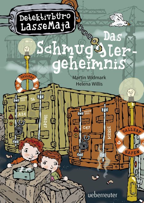 „Detektivbüro LasseMaja: Das Schmugglergeheimnis“ von Martin Widmark und Helena Willis. Zwei Kinder hinter Kisten.