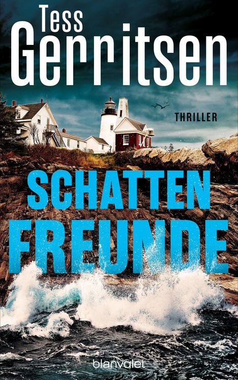„Tess Gerritsen, Thriller, Schattenfreunde, blanvalet“. Stürmische Küste mit Leuchtturm und Häusern unter dramatischem Himmel.