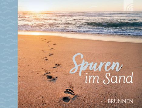 „Spuren im Sand“ steht in hellen Buchstaben auf sandigem Strand mit Fußspuren, Meer und Sonnenuntergang im Hintergrund.