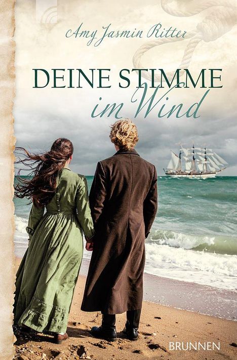 "Amy Jasmin Ritter, DEINE STIMME im Wind, BRUNNEN". Zwei Personen am Strand, eine Frau und ein Mann, schauen aufs Meer zu einem Schiff.
