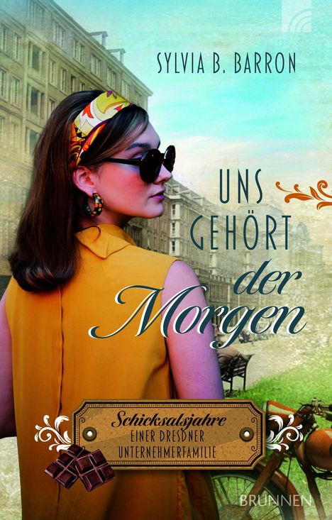 „UNS GEHÖRT der Morgen“ – Eine Frau mit Sonnenbrille und Kopftuch vor einem historischen Gebäude.
