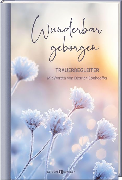 "Wunderbar geborgen. TRAUERBEGLEITER. Mit Worten von Dietrich Bonhoeffer." Verschwommene Blumen im Frost in sanften Farben.
