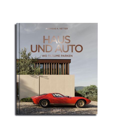 Titel: "Haus und Auto: Wo Träume parken" von Andreas K. Vetter. Modernes Haus, rotes Auto auf gepflastertem Boden.