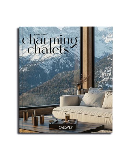 Text: "CHARIS STANK charming chalets CALLWEY". 

Sicht aus einem Chalet mit Sofa und Bergblick.