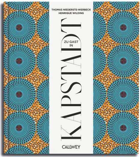 "THOMAS NIDERHOFF, HENRIQUE WILDING, ZU GAST IN KAPSTADT, CALDWEY" auf einem Buch, mit blau-orangenem Muster als Hintergrund.