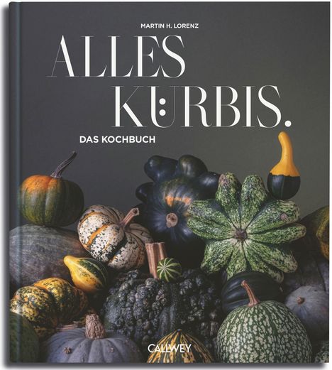 Text: "Alles Kürbis. Das Kochbuch." Verschiedene Kürbisse in einem dekorativen Arrangement.