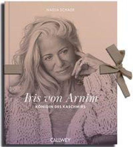 Text: "Nadja Schälter, Iris von Arnim, Königin des Kaschmirs, Callwey." Frau in einem Strickpullover, nachdenklich lächelnd.