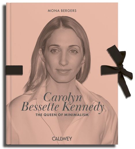 Text: "Carolyn Bessette Kennedy: The Queen of Minimalism." Bild einer stilvollen, lächelnden Frau auf rosa Hintergrund.
