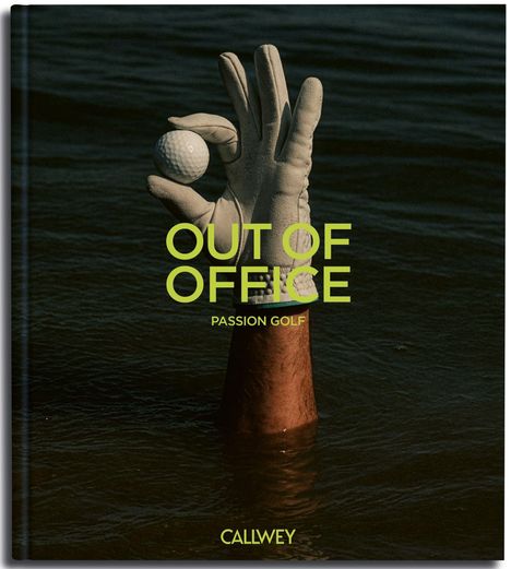 Text: "OUT OF OFFICE", "PASSION GOLF", "CALVHEY". Ein behandschuhter Arm hält einen Golfball im Wasser.