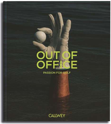 Text: "OUT OF OFFICE: PASSION FOR GOLF". Ein behandschuhter Arm hält einen Golfball über Wasser. Darunter: "CALLWEY".