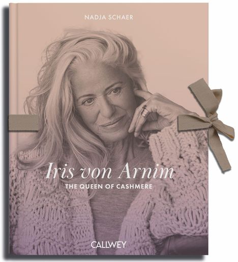 Der Text lautet: "NADJA SCHAER, Iris von Arnim, THE QUEEN OF CASHMERE, CALLWEY." Schwarz-weißes Porträt einer Frau mit langem Haar.