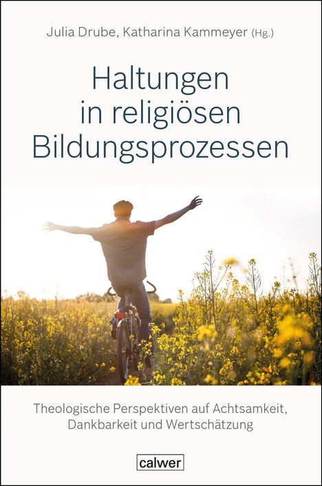 Titel: "Haltungen in religiösen Bildungsprozessen". Radfahrer mit ausgebreiteten Armen im Sonnenlicht, umgeben von Blumen.

