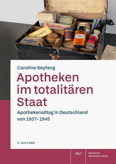 Buchtitel: "Apotheken im totalitären Staat". Ein offener Koffer mit alten Arzneimitteln und Verpackungen.