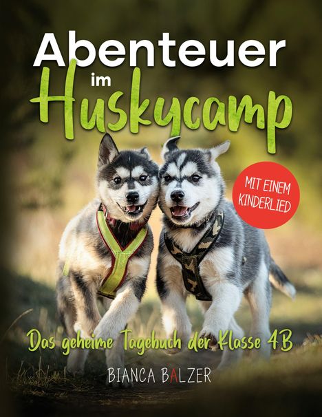 Zwei Huskys toben gemeinsam über eine Wiese. Oben steht "Abenteuer im Huskycamp" und unten "Das geheime Tagebuch der Klasse 4B".