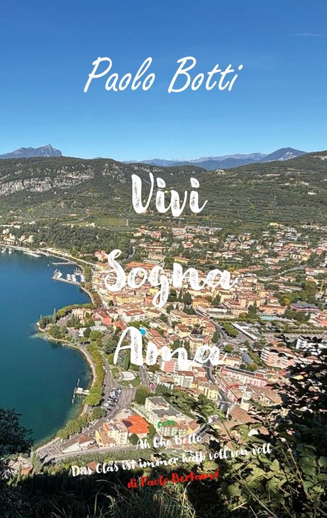 Text: "Paolo Botti. Vivi Sogna Ama. con Ah Che Bello. Das Glas ist immer halb voll vor voll. di Paolo Bertamé." Foto zeigt Küstenstadt.