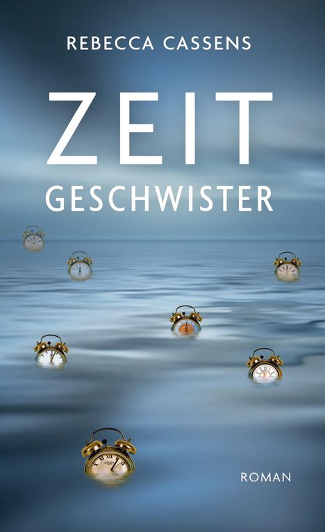"Rebecca Cassens: Zeitgeschwister. Roman" zeigt altmodische Wecker, die auf einer ruhigen Wasseroberfläche treiben.