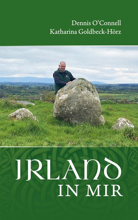 "IRLAND IN MIR" von Dennis O'Connell, Katharina Goldbeck-Hörz. Ein Mann lehnt sich an einen großen Stein in einer grünen Landschaft.