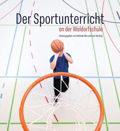 „Der Sportunterricht an der Waldorfschule“. Ein Junge visiert einen Basketballkorb an.