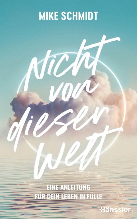 „Nicht von dieser Welt“ in weißer Schrift, darunter „Eine Anleitung für dein Leben in Fülle“. Himmel mit Wolken und Wasser.