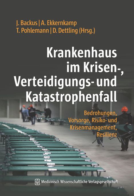 "Krankenhaus im Krisen-, Verteidigungs- und Katastrophenfall". Feldbetten in einer Halle mit Menschen in Schutzhelmen.
