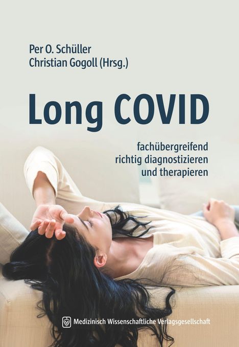 „Long COVID: fachübergreifend richtig diagnostizieren und therapieren“. Eine Frau liegt erschöpft auf einem Sofa.