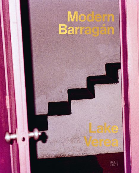 "Modern Barragán. Lake Verea." Eine geöffnete rosa Tür zeigt dunkle Stufen in einem schattigen Raum.
