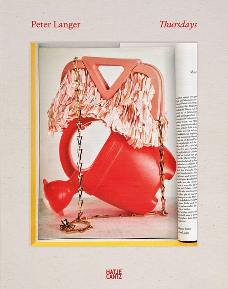 Text oben: "Peter Langer", rechts oben: "Thursdays", unten: Logo "Hatje Cantz". Bild: Rote Gießkanne mit Kette dekoriert.